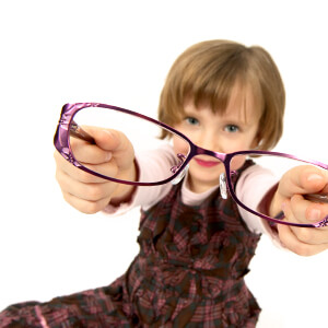 Mädchen mit Brille im Fotostudio