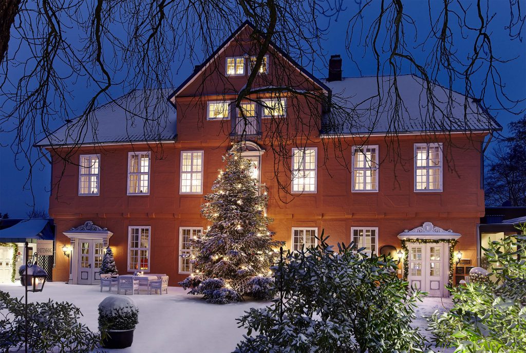 Winterabend mit Haus im Schnee: Architekturfoto
