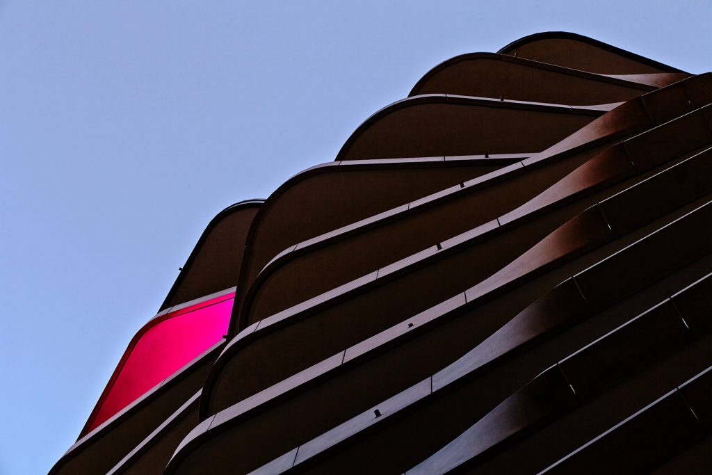 Modernes Gebäude mit magentafarbenem Licht: Architekturfoto