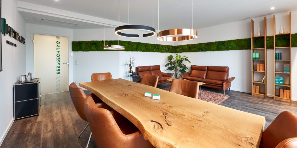Meetingraum mit Holztisch: Architekturfoto