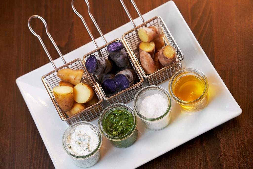 Kartoffeln & Dip-Saucen stilvoll angerichtet für Foodfotografie
