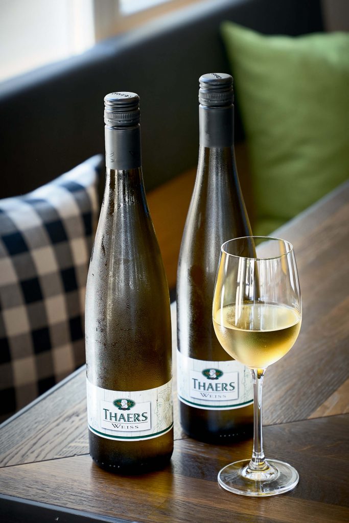 Zwei Flaschen Weißwein und ein Weinglas: Foodfotografie