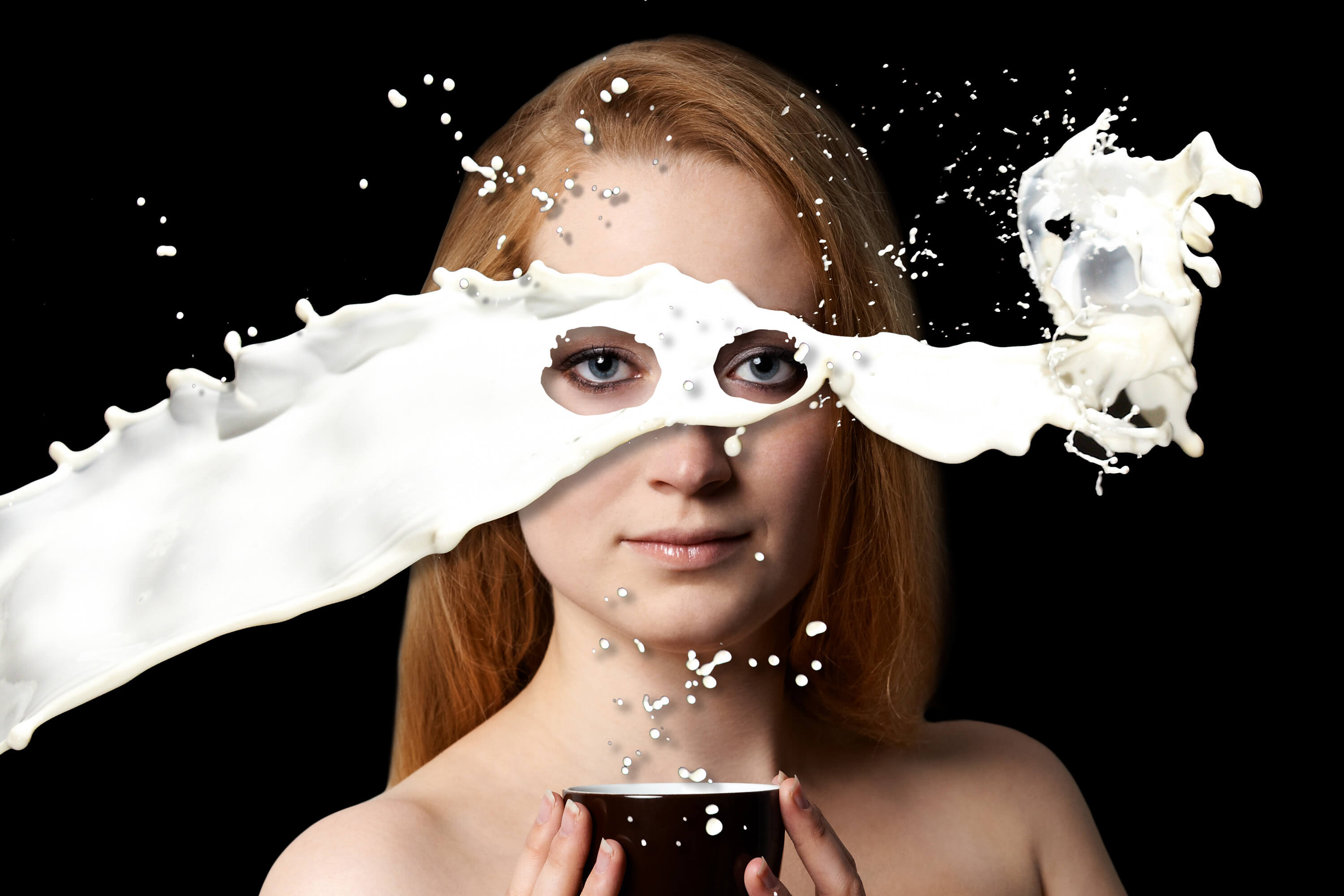 Frau mit schwebender Milch vor dem Gesicht: Effekt für Werbefoto