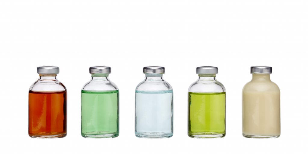 Fünf Glasbehälter vor weißem Hintergrund: Produktfoto
