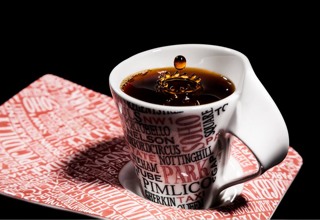 Kaffee in einer Tasse mit Aufdruck: Produktfoto