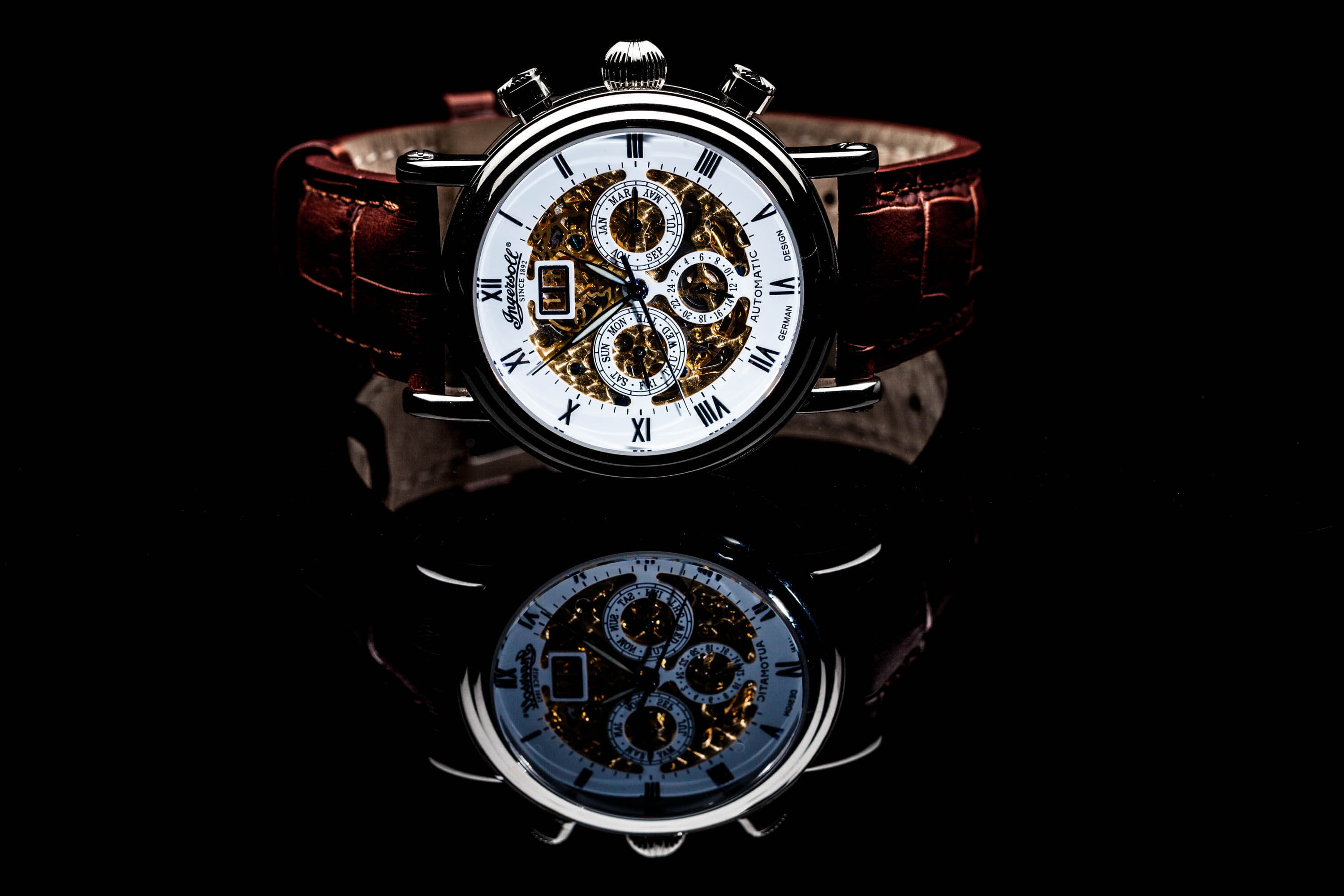 Hochwertige Armbanduhr vor schwarzem Hintergrund als Produktfoto